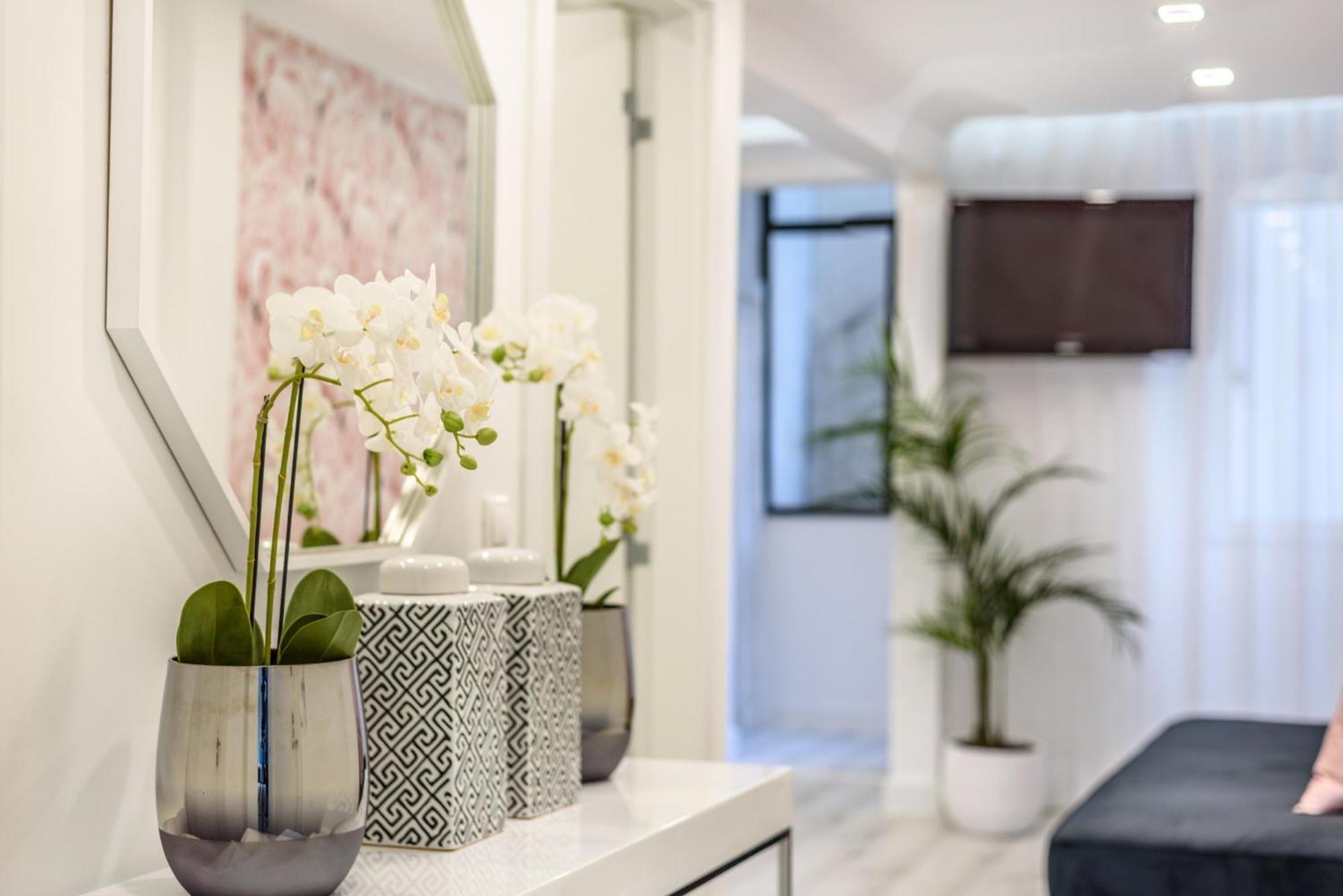 Whome City Chic Escape: Your Stylish Haven In Downtown Lisboa Eksteriør billede